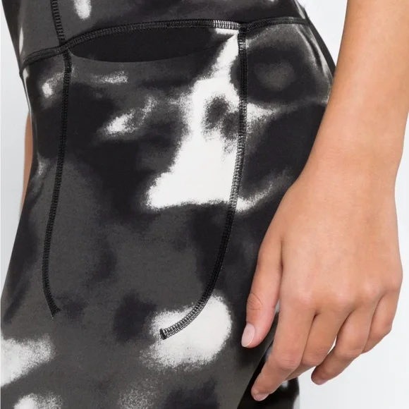 Under Armour High Rise Tie Dye Leggings Black White Ink Wash Size Large - Picture 13 of 15